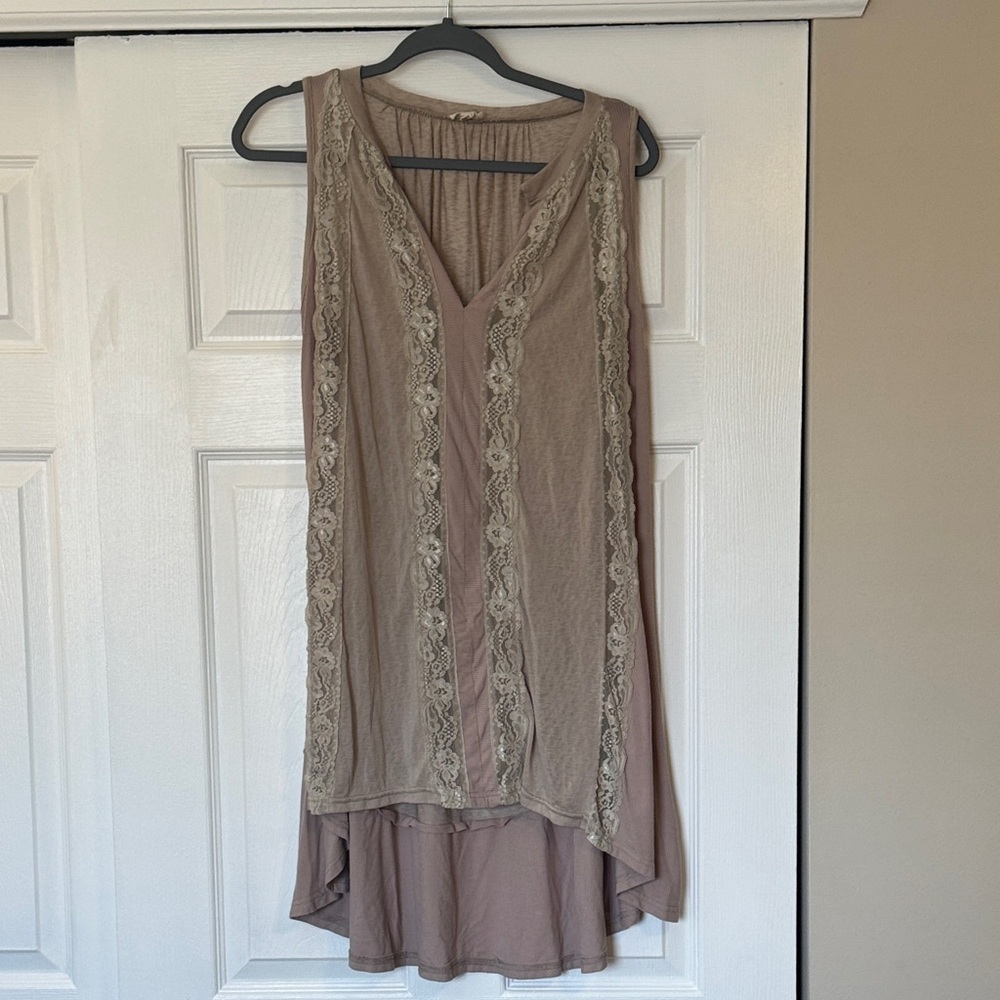 POL Taupe High-Low Lace-Trim V-Neck Tunic